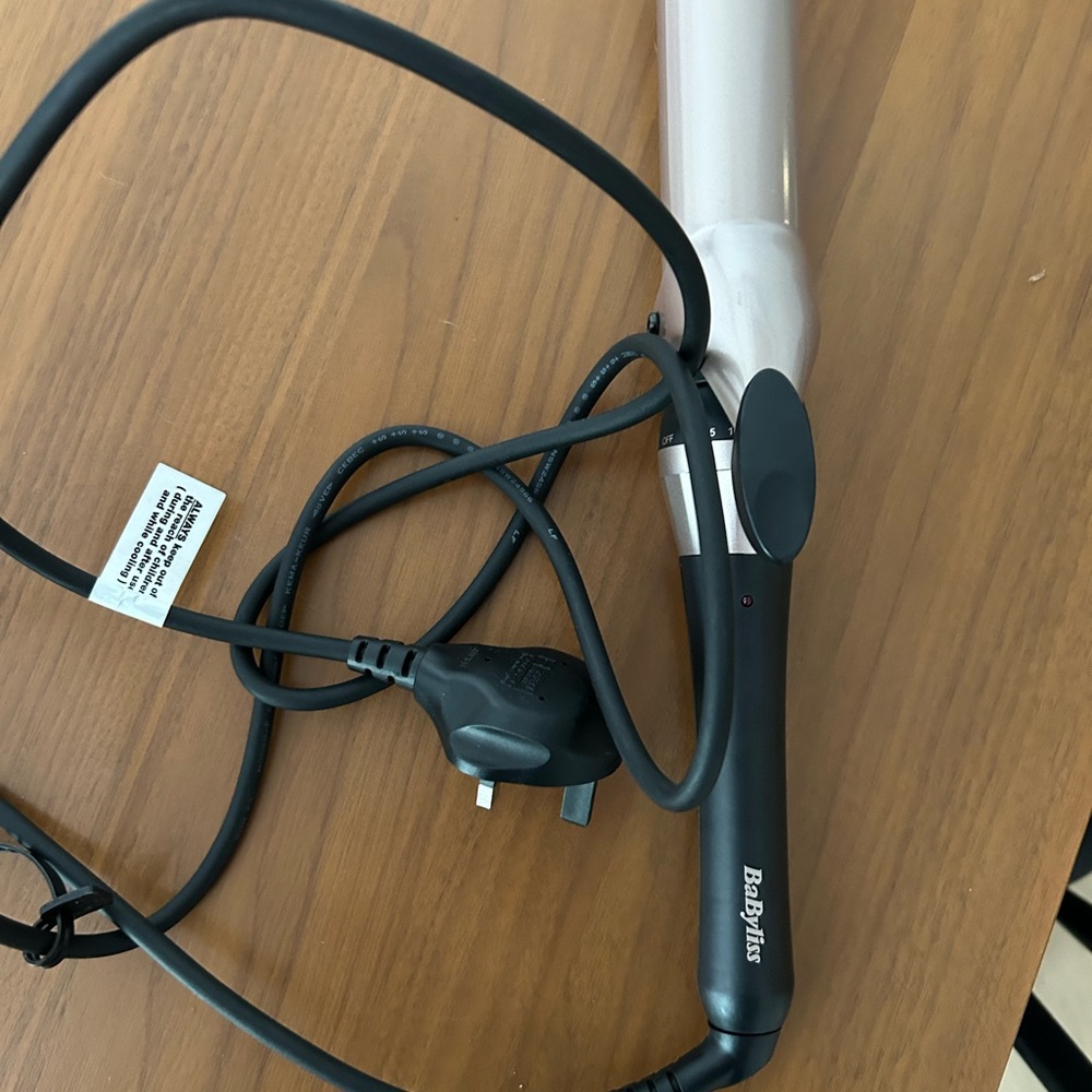 BaByliss Black and White Curling Wand UK
1 1/2 inch barrel